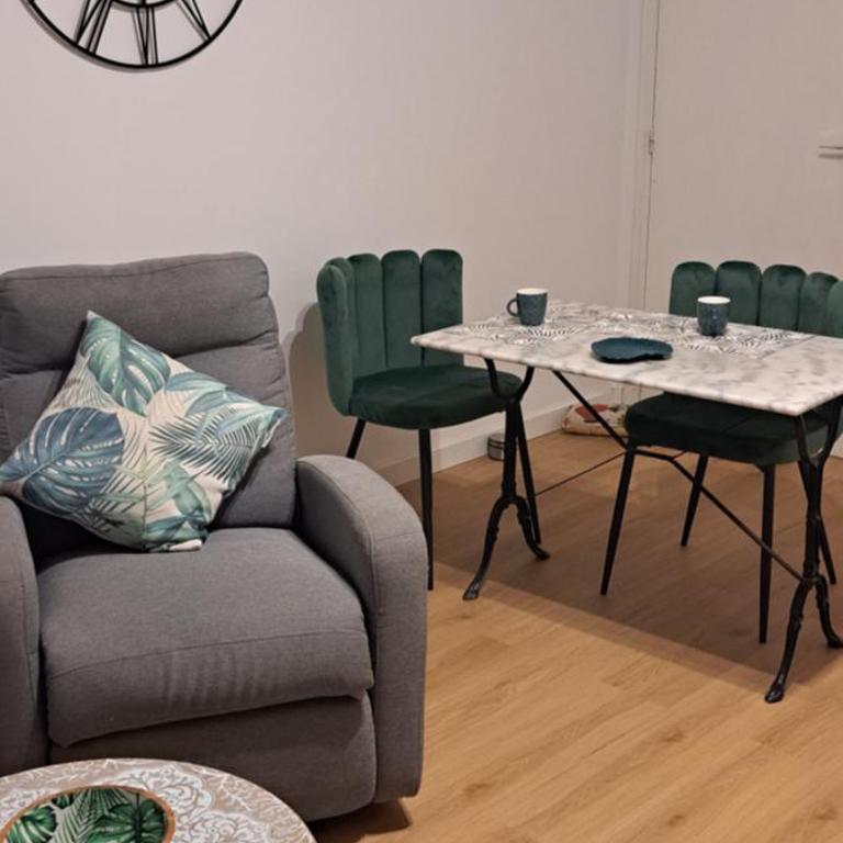 A 50m des cures libre mi septembre joli studio rénové orienté Nord bien ventilé - Appartement 1 Chambre - 32