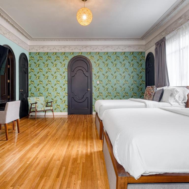Pug Seal Polanco Allan Poe - Superior Suite - 1