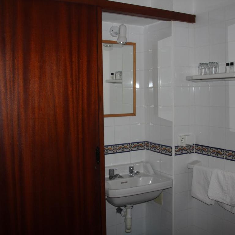 Hostal Las Nieves - Habitación Doble con baño compartido - 2 camas - 8