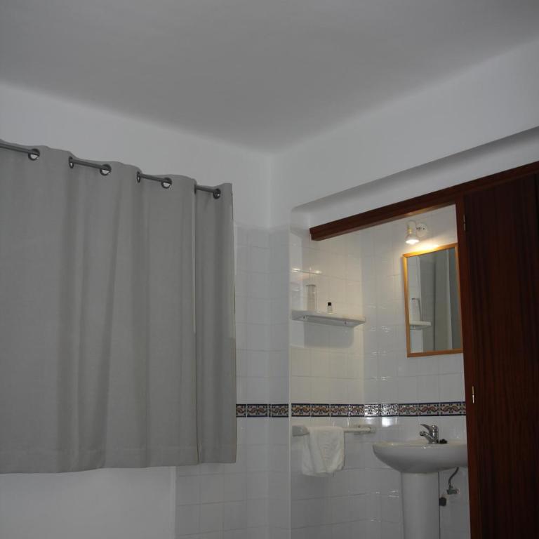 Hostal Las Nieves - Habitación Individual con baño compartido - 8
