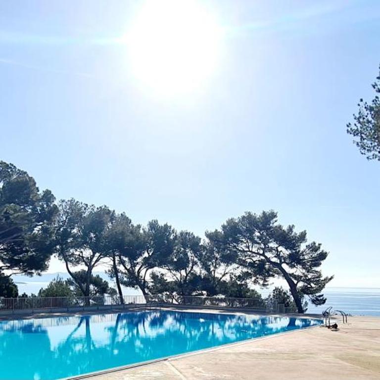 SUPERBE STUDIO DANS CADRE D'EXCEPTION-PISCINE, TENNIS et PLAGE PRIVEE - Studio avec mezzanine - 3