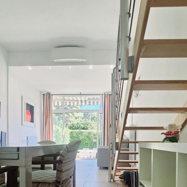 SUPERBE STUDIO DANS CADRE D'EXCEPTION-PISCINE, TENNIS et PLAGE PRIVEE - Studio avec mezzanine - 13