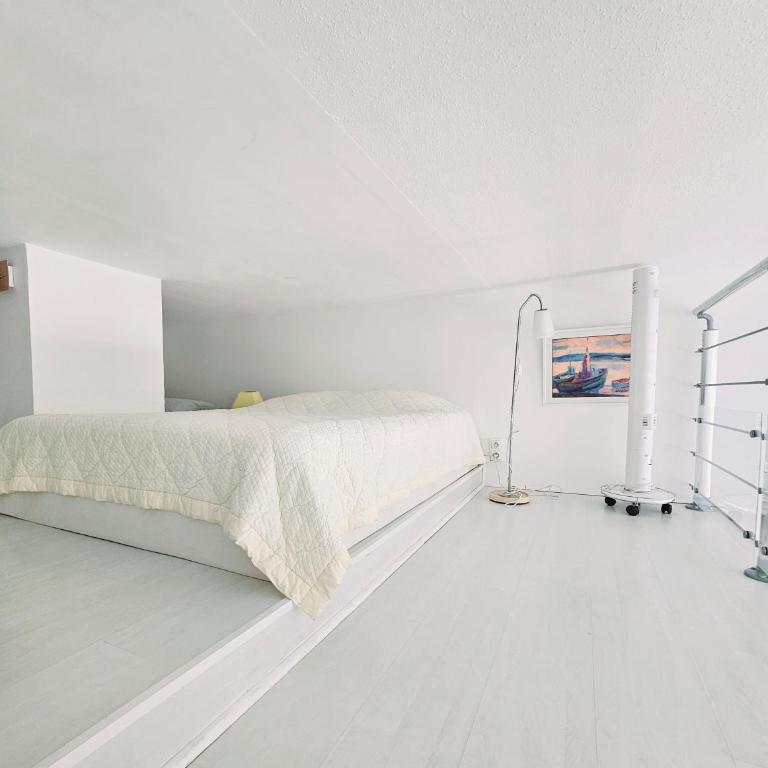 SUPERBE STUDIO DANS CADRE D'EXCEPTION-PISCINE, TENNIS et PLAGE PRIVEE - Studio avec mezzanine - 24