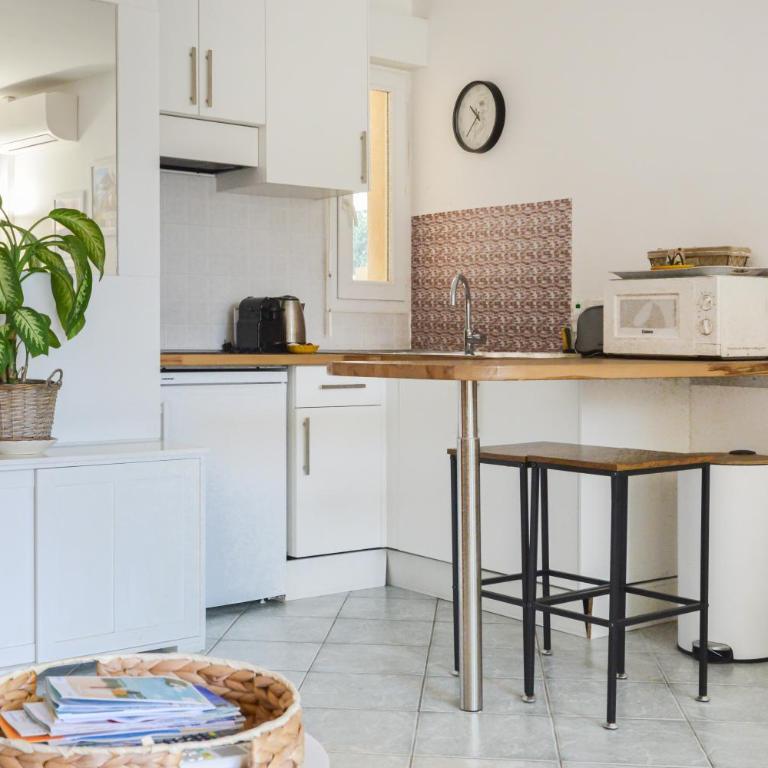 Magnifique studio au calme, Climatisation, Parking, Wifi. - One-Bedroom Apartment - 6