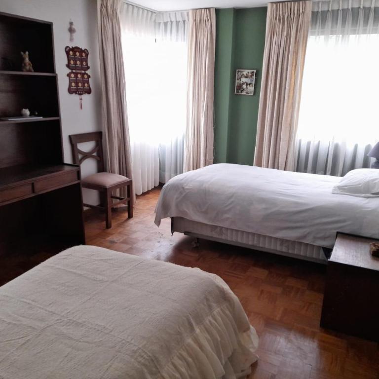 Casa en Obrajes - Habitación Doble con baño privado - 2 camas - 4