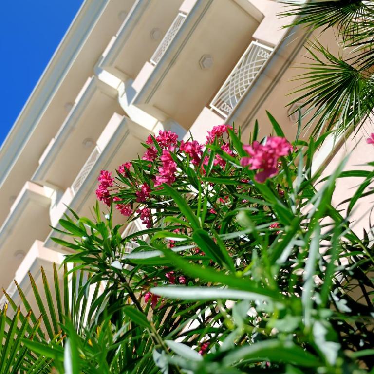 Hotel Tiffany - Camera Tripla con Vista Piscina - 5