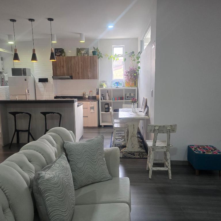 Muy cerca del aeropuerto apartamento Nuevo Familiar Lindo y acogedor - Three-Bedroom Deluxe Apartment - 20