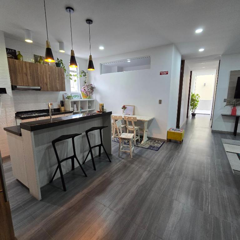 Muy cerca del aeropuerto apartamento Nuevo Familiar Lindo y acogedor - Three-Bedroom Deluxe Apartment - 15
