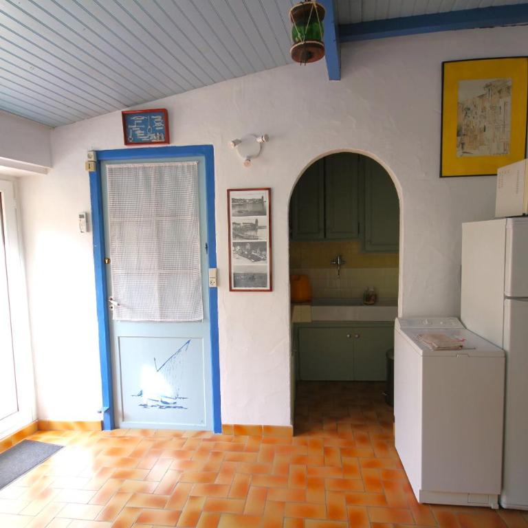Le Poisson Bleu - One-Bedroom Apartment - 12