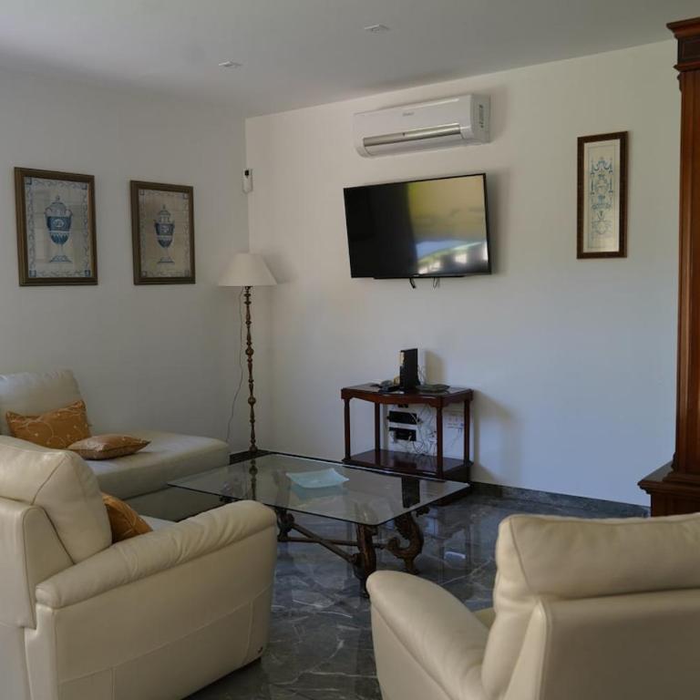 casa completa de lujo con jardin y piscina compartida - Four-Bedroom House - 3