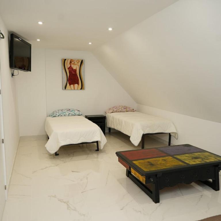 casa completa de lujo con jardin y piscina compartida - Four-Bedroom House - 6