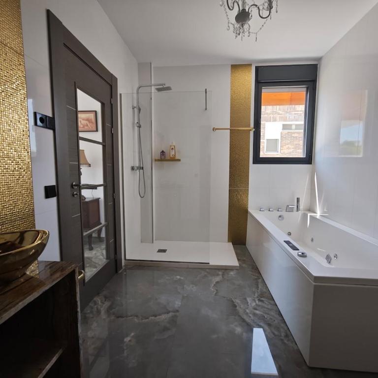 casa completa de lujo con jardin y piscina compartida - Four-Bedroom House - 9