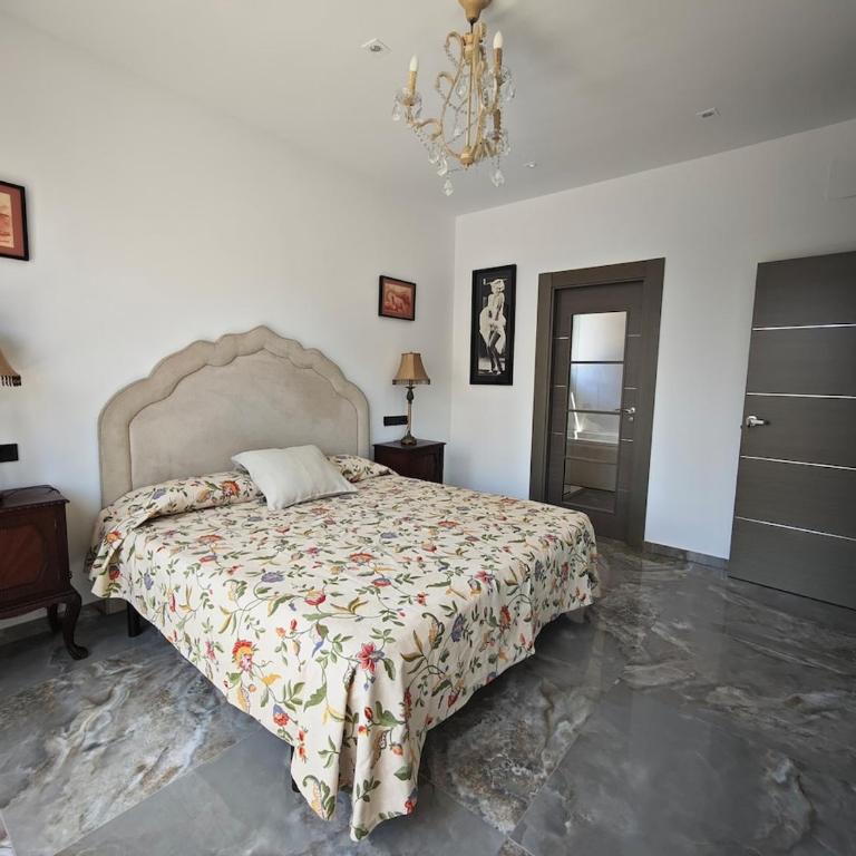 casa completa de lujo con jardin y piscina compartida - Four-Bedroom House - 19