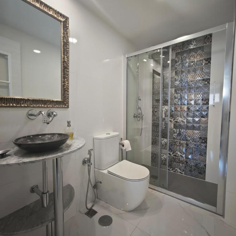 casa completa de lujo con jardin y piscina compartida - Four-Bedroom House - 22