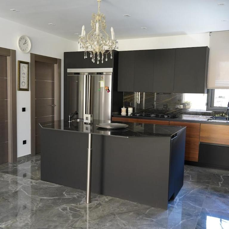 casa completa de lujo con jardin y piscina compartida - Four-Bedroom House - 24