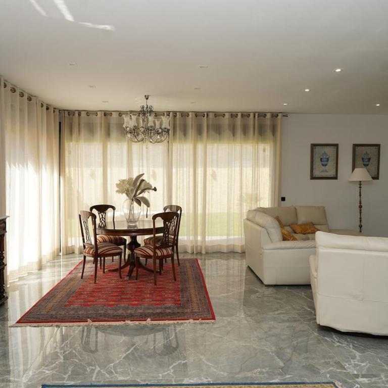 casa completa de lujo con jardin y piscina compartida - Four-Bedroom House - 29