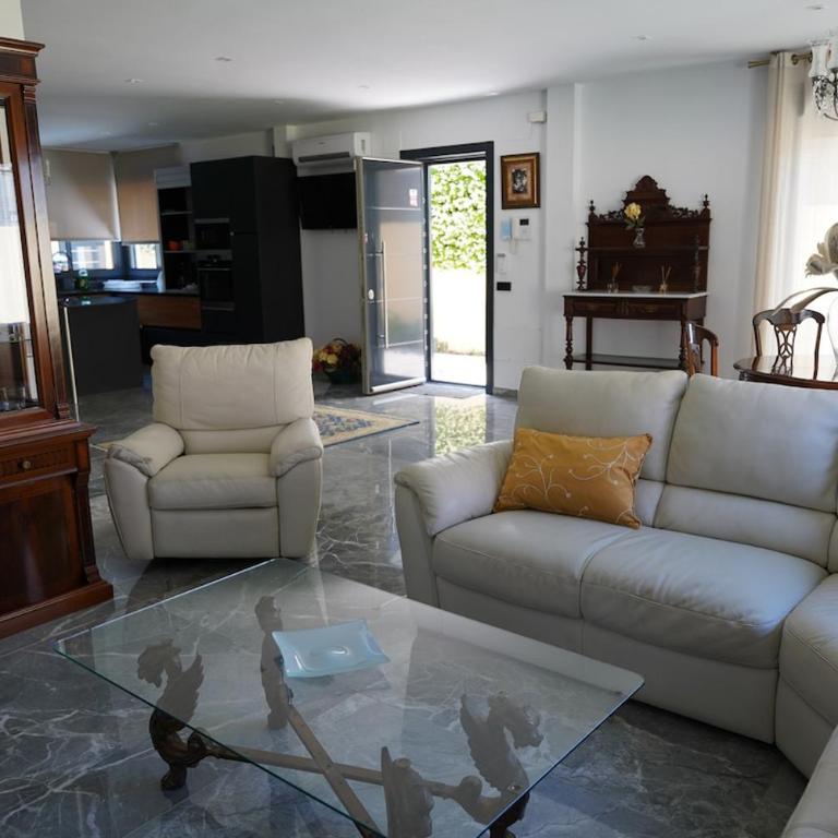 casa completa de lujo con jardin y piscina compartida - Four-Bedroom House - 41