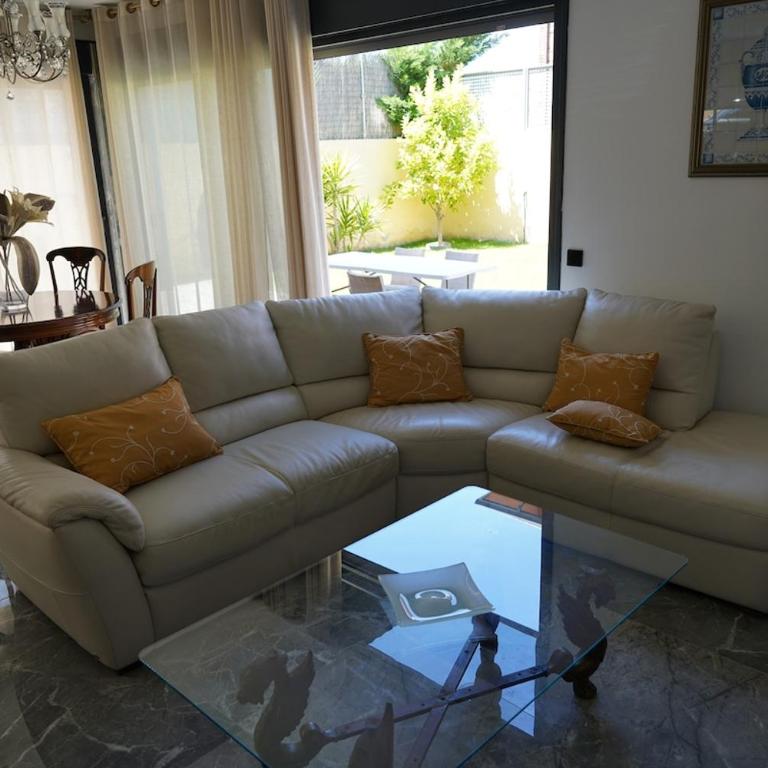 casa completa de lujo con jardin y piscina compartida - Four-Bedroom House - 42