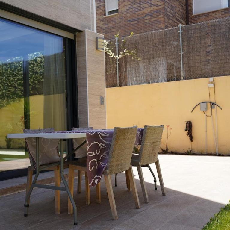 casa completa de lujo con jardin y piscina compartida - Four-Bedroom House - 46