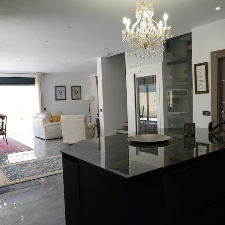 casa completa de lujo con jardin y piscina compartida - Four-Bedroom House - 2