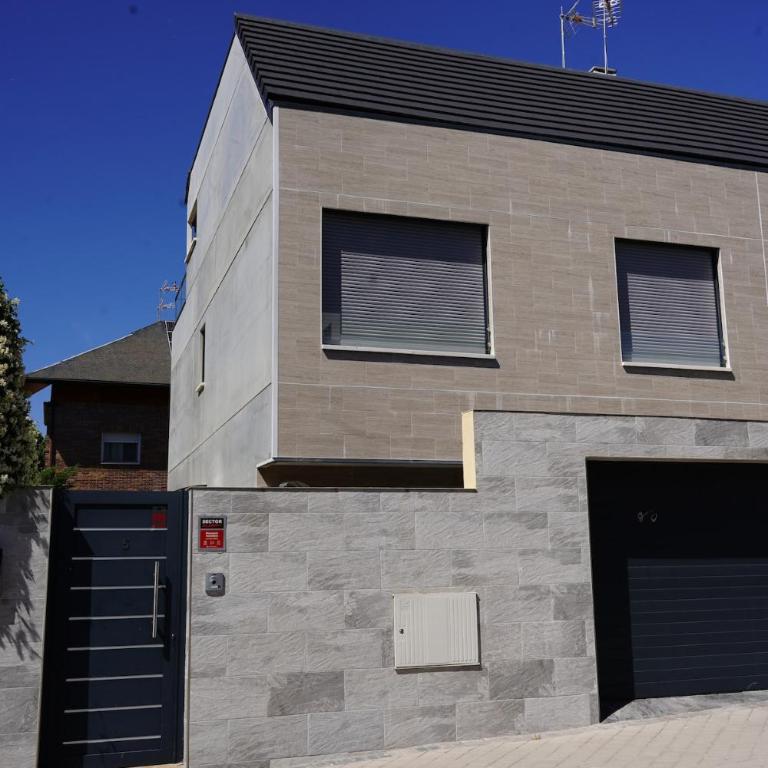 casa completa de lujo con jardin y piscina compartida - Four-Bedroom House - 23