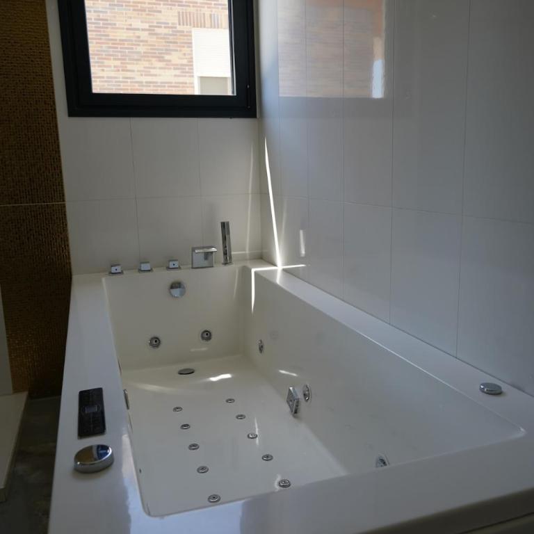 casa completa de lujo con jardin y piscina compartida - Four-Bedroom House - 50