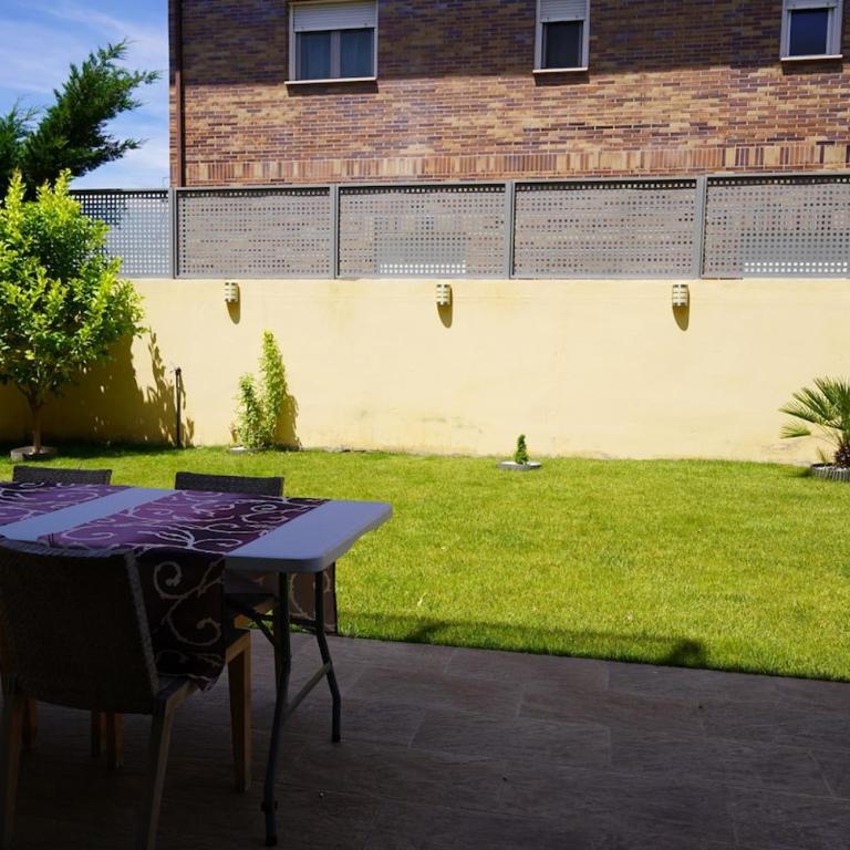 casa completa de lujo con jardin y piscina compartida - Four-Bedroom House - 55