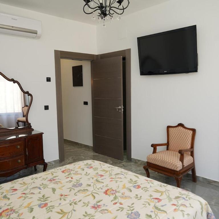 casa completa de lujo con jardin y piscina compartida - Four-Bedroom House - 58