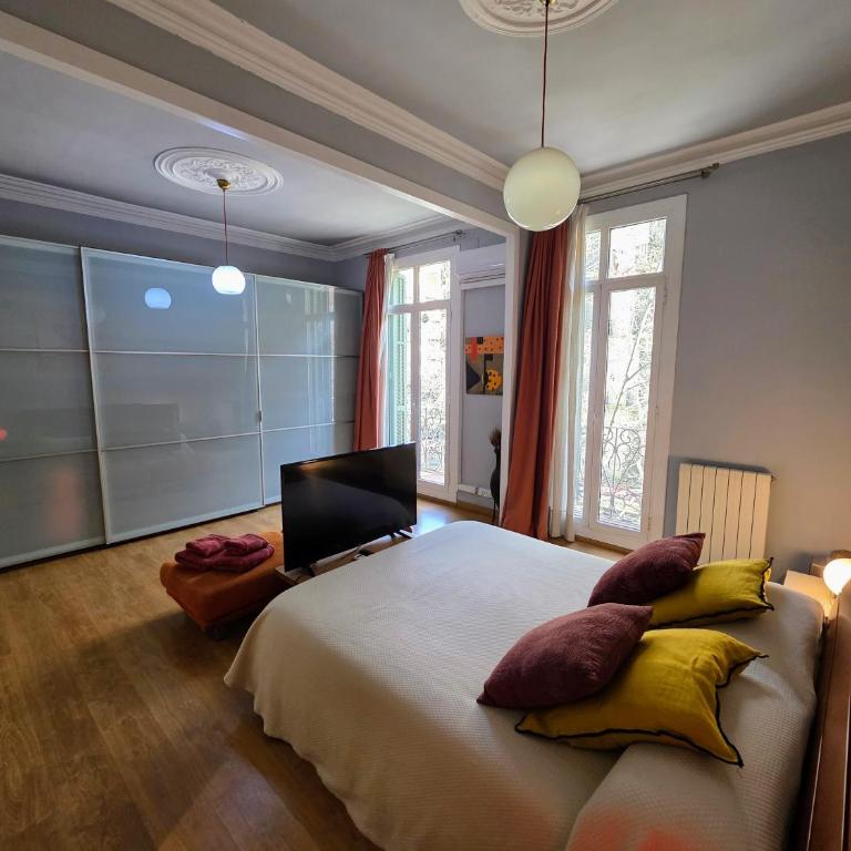 Luxury Central Apartment - Three-Bedroom Apartment - 10