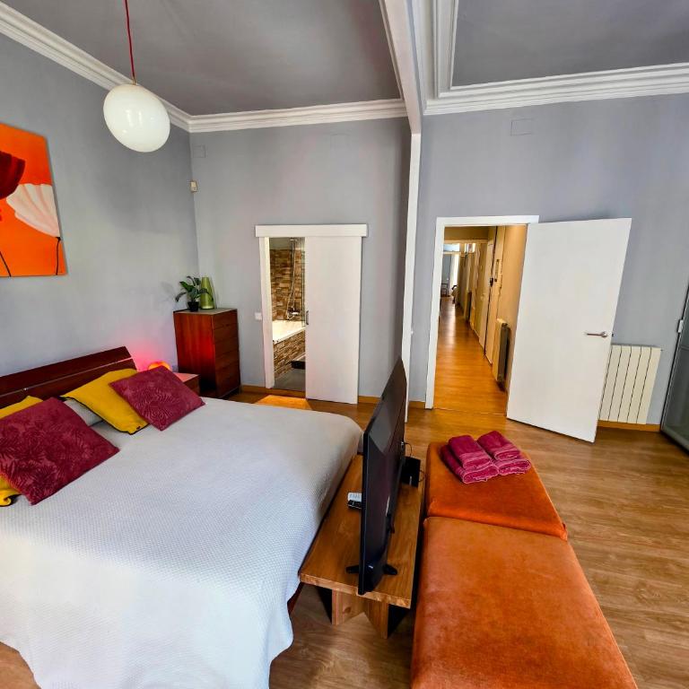 Luxury Central Apartment - Three-Bedroom Apartment - 11