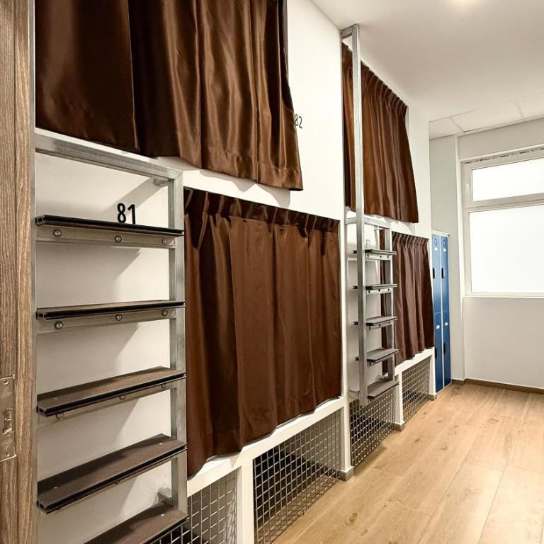 Beach & Arts Hostel Valencia - Single Bed in Mixed Dormitory Room - 11