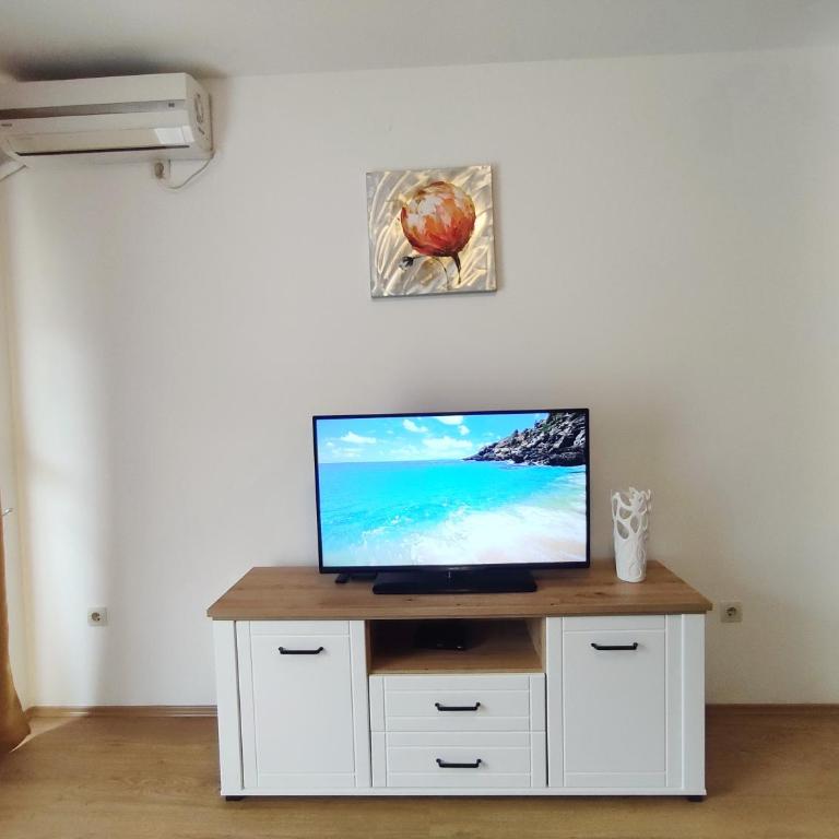 Adrialux2 - One-Bedroom Apartment with Balcony and Mountain View - 4