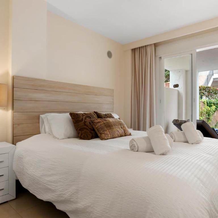 Elegant Apartment in Cortijo Del Mar Near Marbella & Estepona with Large Swimming Pool - Two-Bedroom Apartment - 2