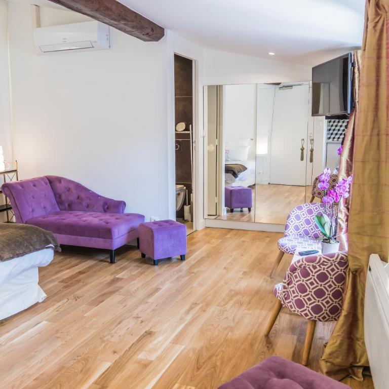 Bordeaux Traditions - Studio - Diamond on Sofa - 6