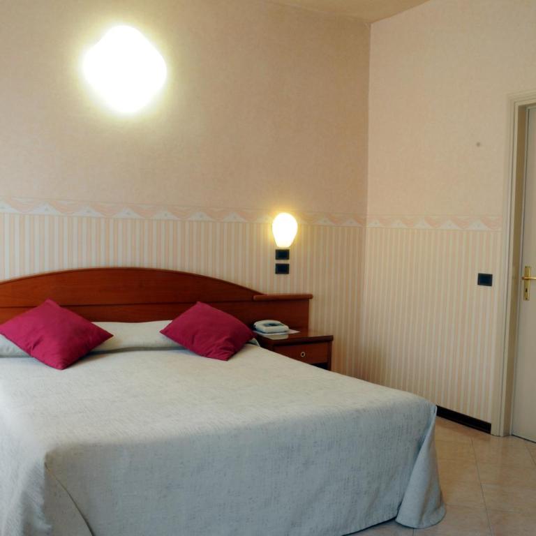 Hotel Button - Camera Matrimoniale Superior - 6