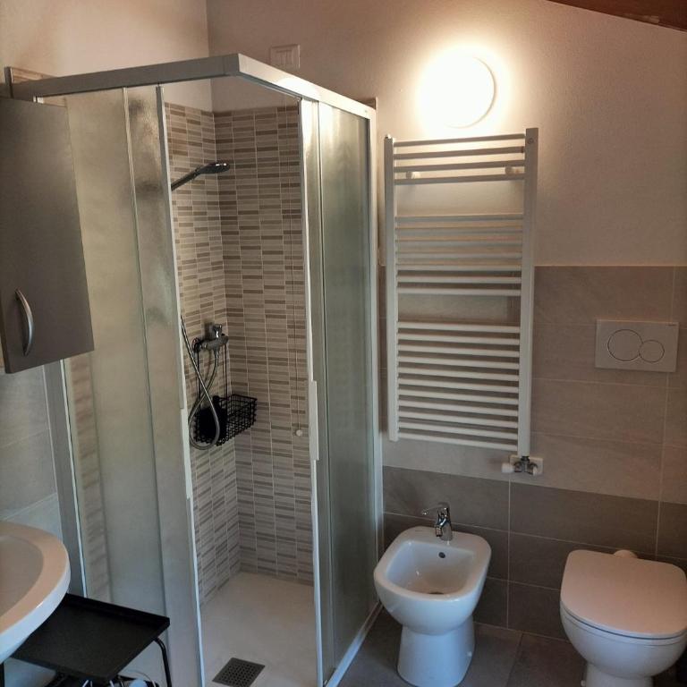 La casa della Ada - Camera Doppia con Letti Singoli con Bagno Privato - 4