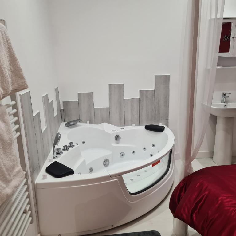 Jacuzzi Privé & Terrasse - Cachette des Murmures - Hypercentre - One-Bedroom Apartment with Spa Bath - 9