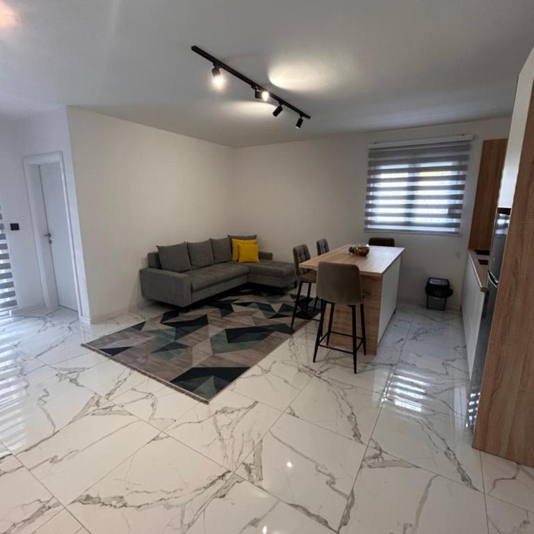 Apartmani Stars - Deluks Apartman sa 2 Spavaće Sobe i Balkonom - 10