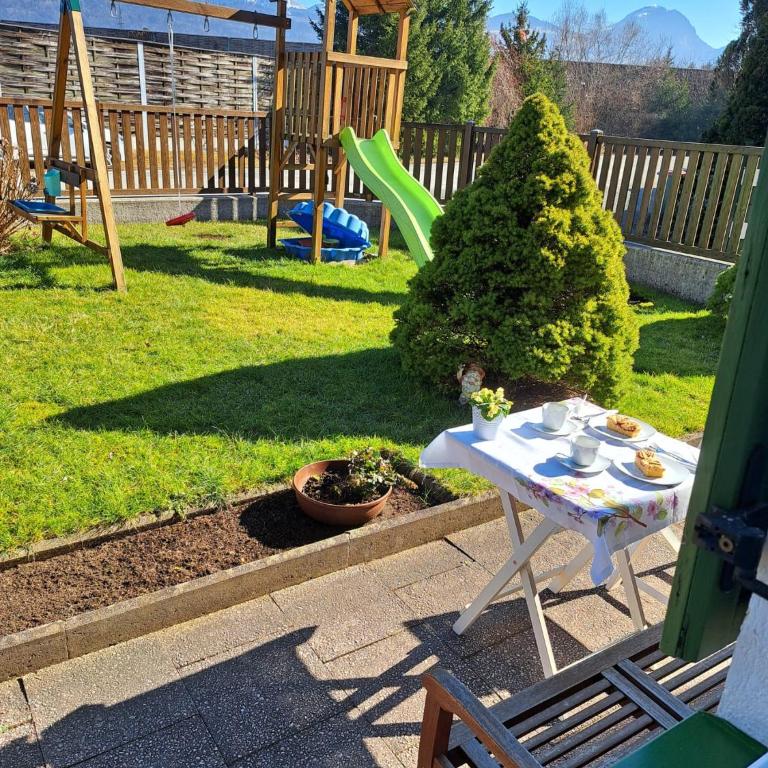 Ferienwohnung mit Küche & kleines Gästezimmer Lisi ohne Küche im Obergeschoß - 2 separate Einheiten - nahe Salzburg, ideal für Familien & Durchreise - Apartment mit 1 Schlafzimmer - 18