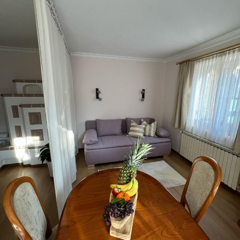 Ferienwohnung mit Küche & kleines Gästezimmer Lisi ohne Küche im Obergeschoß - 2 separate Einheiten - nahe Salzburg, ideal für Familien & Durchreise - Apartment mit 1 Schlafzimmer - 8
