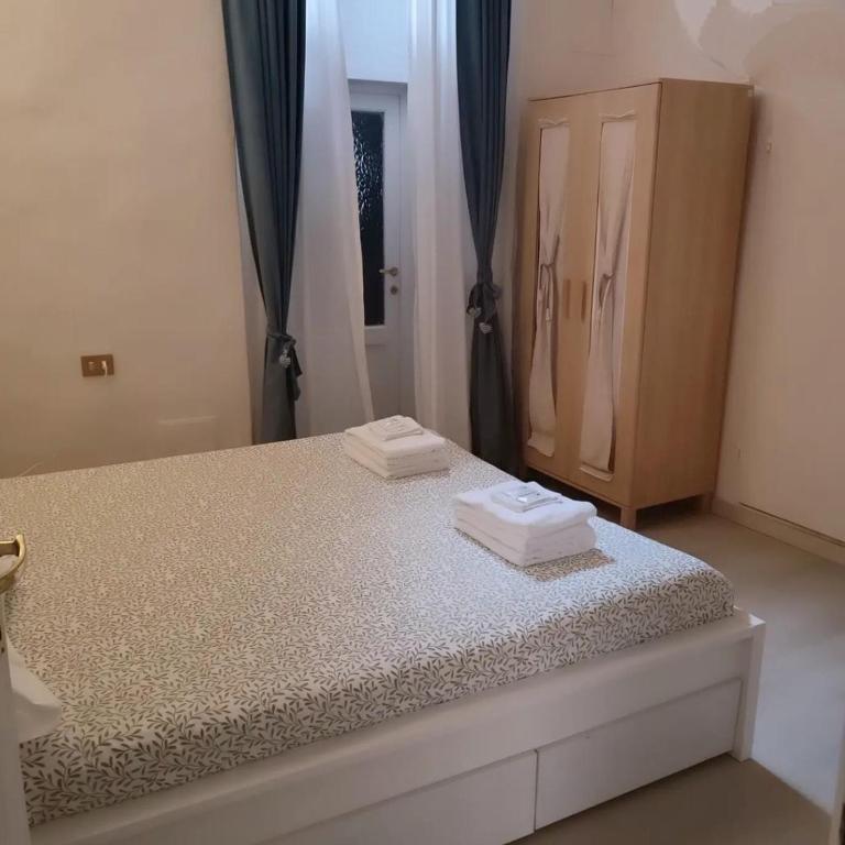Handy House - Two-Bedroom Apartment - 5