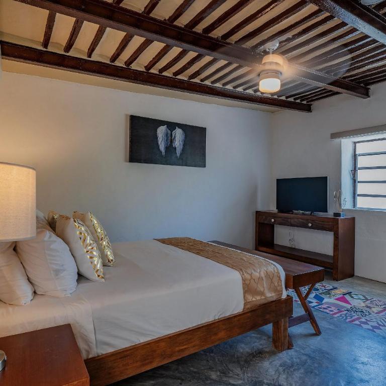 Casa Blanca - Three-Bedroom Villa - 37