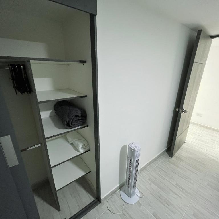 Comodo y amplio apartamento en Laureles - Three-Bedroom Apartment - 16