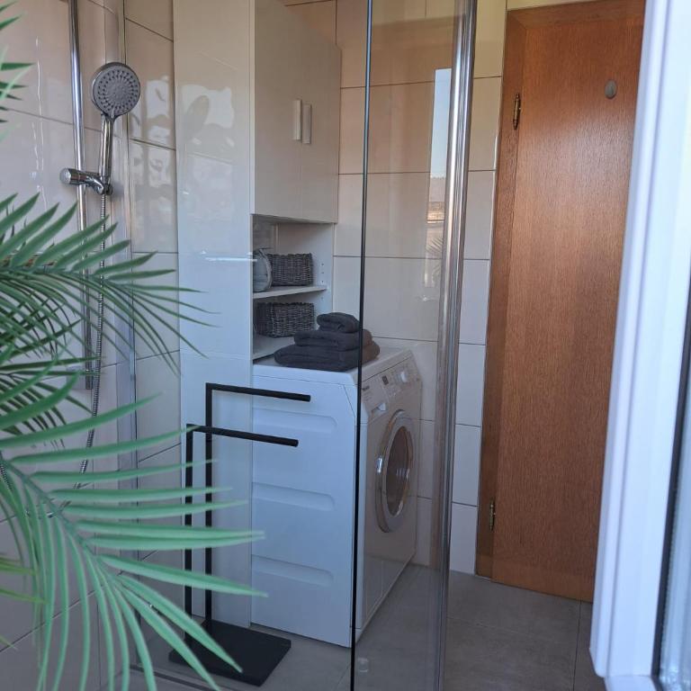 Ferienwohnung mit Küche & kleines Gästezimmer Lisi ohne Küche im Obergeschoß - 2 separate Einheiten - nahe Salzburg, ideal für Familien & Durchreise - Apartment mit 1 Schlafzimmer - 15