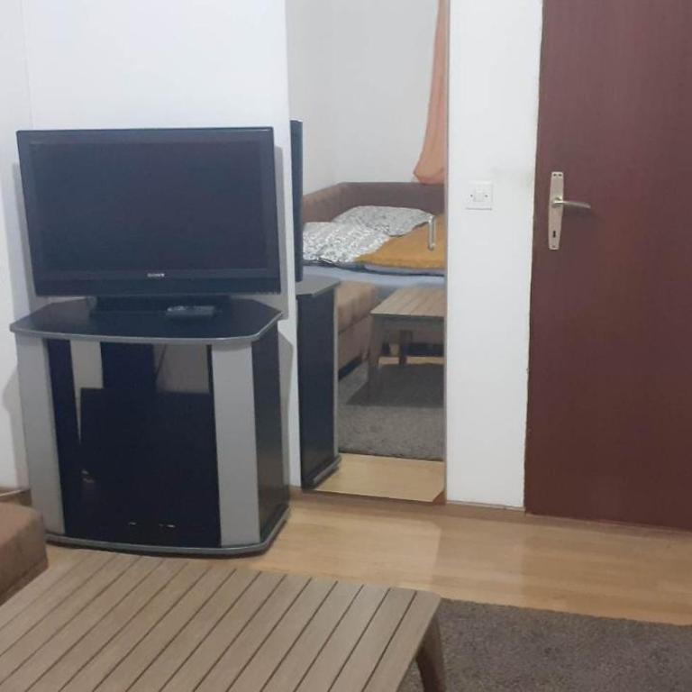 Nina1 - Dvokrevetna Soba sa Bračnim Krevetom - 2
