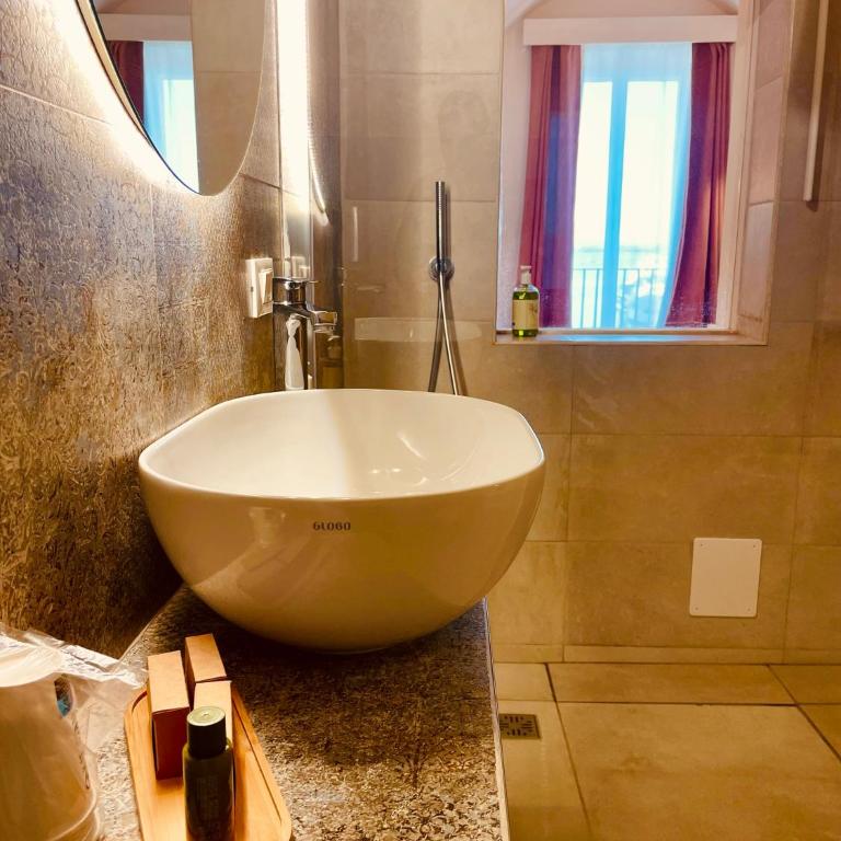 Palazzo Matà Boutique Hotel - Camera Matrimoniale Deluxe con Balcone e Vista Mare - 15