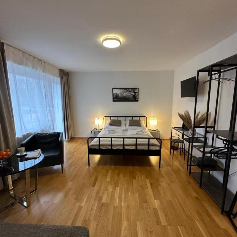 Hotel-Pension Asta - Vierbettzimmer mit Gemeinschaftsbad - 1