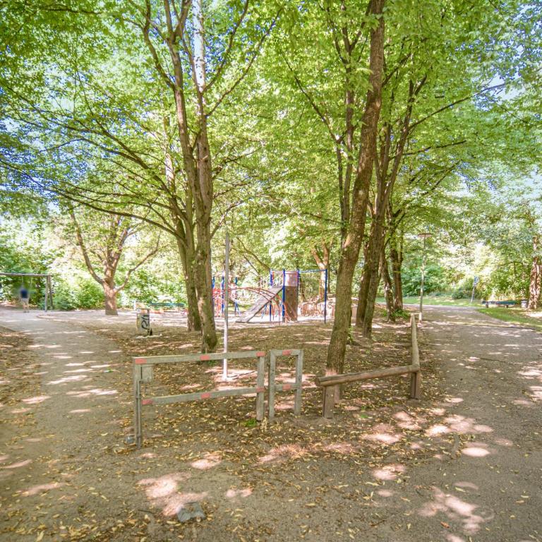 8 min per U-Bahn zum Marienplatz - 120 qm Schwabing - 3 SZ - 2 Bäder - 9 Personen - Three-Bedroom Apartment - 50
