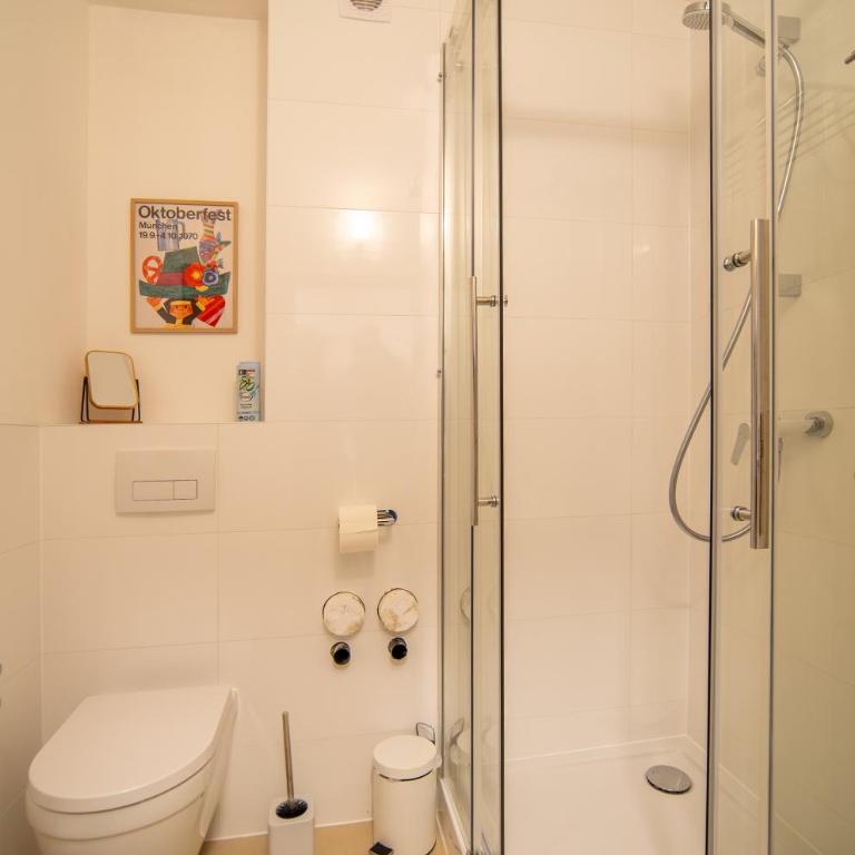 8 min per U-Bahn zum Marienplatz - 120 qm Schwabing - 3 SZ - 2 Bäder - 9 Personen - Three-Bedroom Apartment - 40