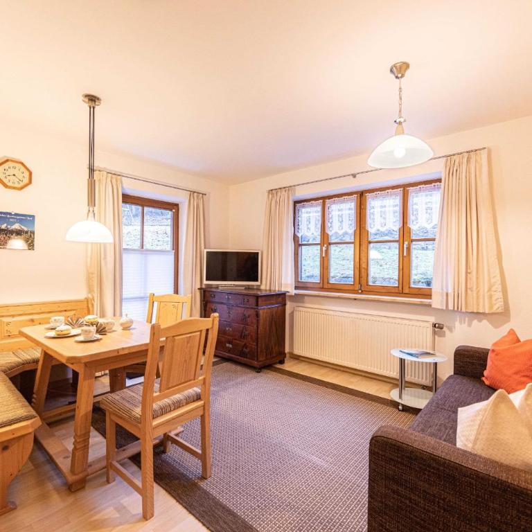 Ferienwohnung Waldblick - freundlich eingerichtete Ferienwohnung - Apartment mit Terrasse - 1